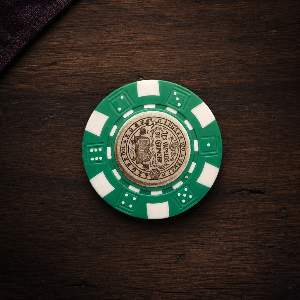Jeton de poker vert et blanc Les Vapeurs du Grimoire de la Box Sorcière Vaudou à la carte